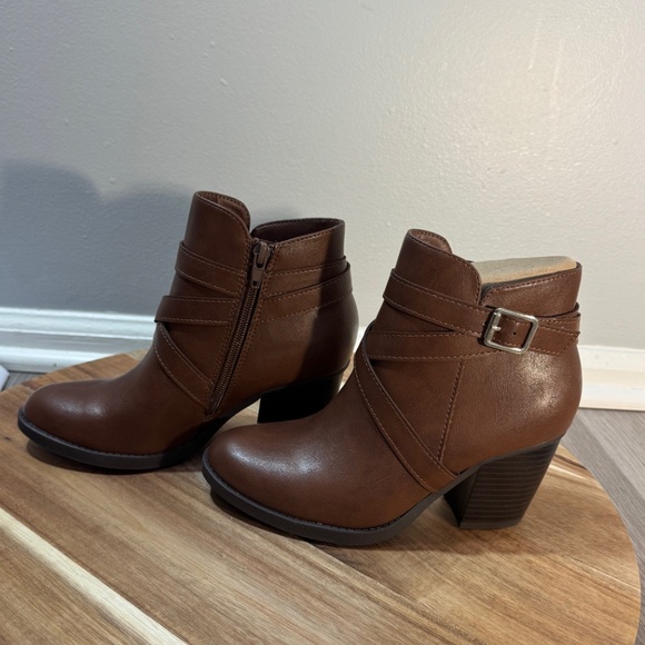 NEW Macy's , Style & Co Women's Zetaa Strappy Belt Heeled Booties Cognac ,Size 5 - Picture 2 of 8